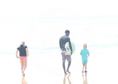 girls-gettingready tosurf