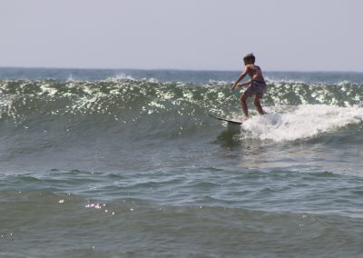 kids-surfing-lesson-wave