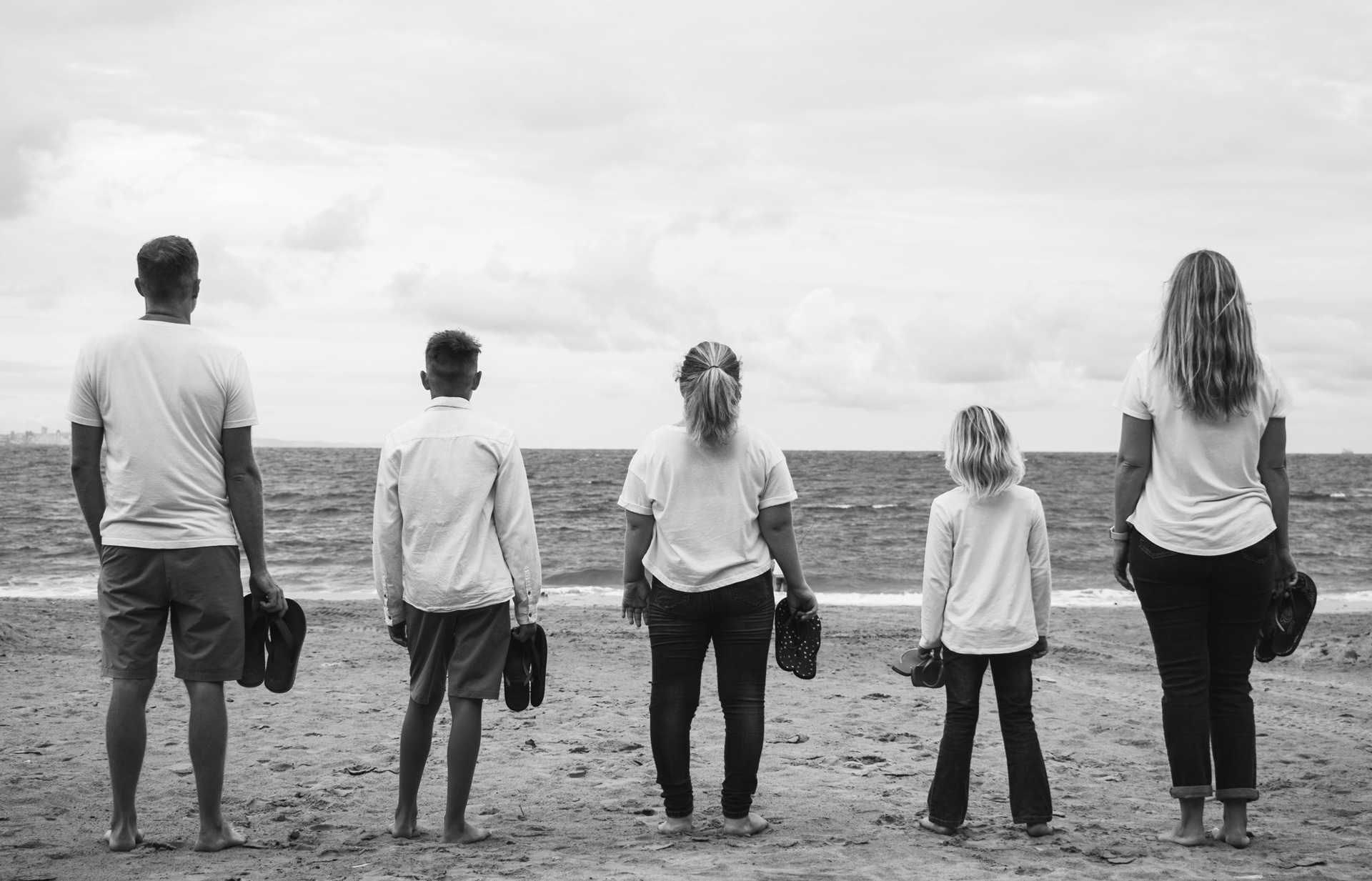 photo-shoot-family-beach-black-and-white