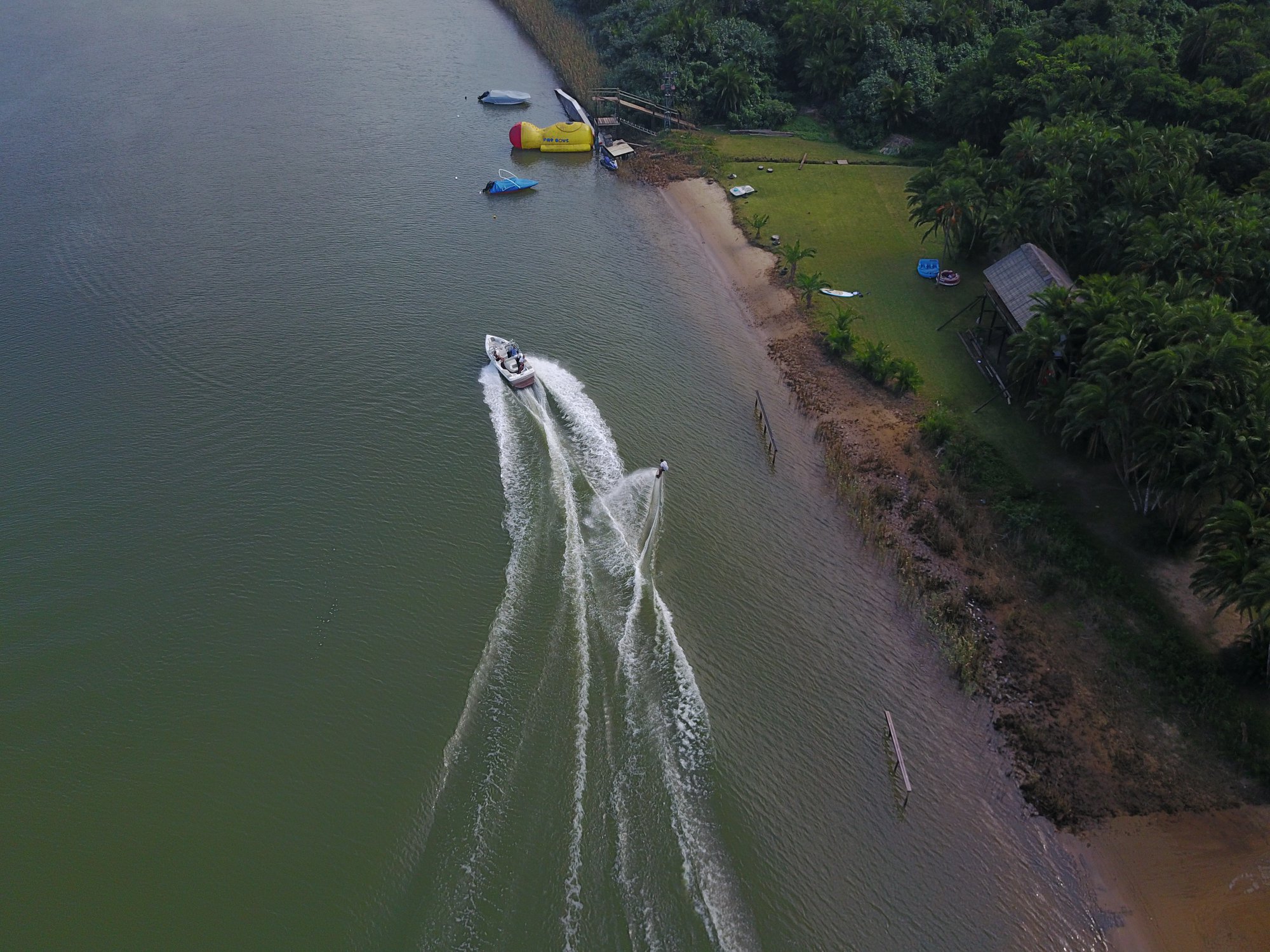 umtamvuna-river-lodge-boat-wake-blob-fun umtamvuna-river-lodge-boat-wake-blob-fun